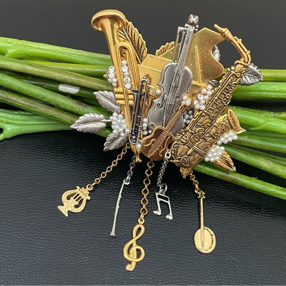 Vintage Musical Instruments Music Theme 3D Brooch 36.6g - Picture 12 of 16